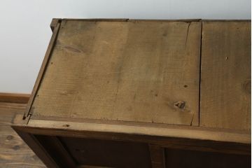 和製アンティーク　高級品!!　前面欅(ケヤキ)材　上杢　品のある佇まいが魅力的な四尺水屋箪笥サイドボード(サイドキャビネット、茶棚、茶箪笥、収納棚、食器棚、戸棚、店舗什器)(R-074679)