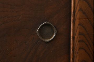 和製アンティーク　高級品!!　前面欅(ケヤキ)材　上杢　品のある佇まいが魅力的な四尺水屋箪笥サイドボード(サイドキャビネット、茶棚、茶箪笥、収納棚、食器棚、戸棚、店舗什器)(R-074679)