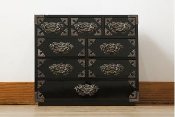 中古　美品　シックな黒塗りが存在感を放つ金具付き小引き出し(小物収納、卓上収納)(R-074681)