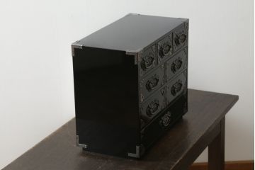 中古　美品　シックな黒塗りが存在感を放つ金具付き小引き出し(小物収納、卓上収納)(R-074681)