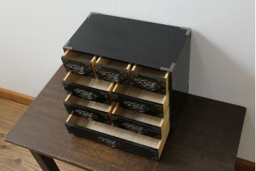 中古　美品　シックな黒塗りが存在感を放つ金具付き小引き出し(小物収納、卓上収納)(R-074681)