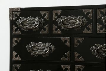 中古　美品　シックな黒塗りが存在感を放つ金具付き小引き出し(小物収納、卓上収納)(R-074681)