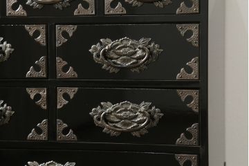 中古　美品　シックな黒塗りが存在感を放つ金具付き小引き出し(小物収納、卓上収納)(R-074681)