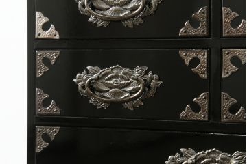 中古　美品　シックな黒塗りが存在感を放つ金具付き小引き出し(小物収納、卓上収納)(R-074681)
