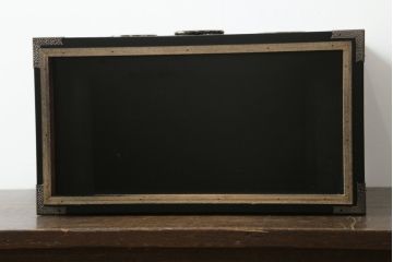 中古　美品　シックな黒塗りが存在感を放つ金具付き小引き出し(小物収納、卓上収納)(R-074681)