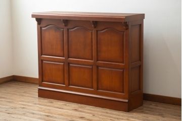 中古　美品!!　横浜ダニエル(daniel)　アーリーアメリカンシリーズ　A-315　滑らかな木肌が上品な雰囲気を醸し出すカウンターテーブルサイドボード(収納棚、戸棚、キッチンカウンター、バーカウンター)(定価約126万円)(R-074682)