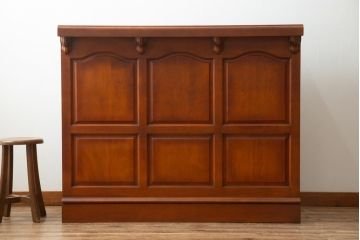 中古　美品!!　横浜ダニエル(daniel)　アーリーアメリカンシリーズ　A-315　滑らかな木肌が上品な雰囲気を醸し出すカウンターテーブルサイドボード(収納棚、戸棚、キッチンカウンター、バーカウンター)(定価約126万円)(R-074682)