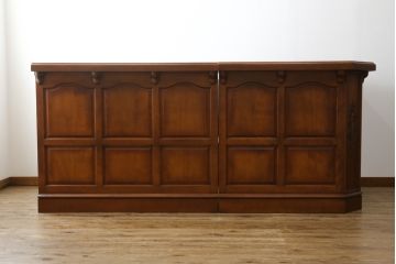 中古　美品!!　横浜ダニエル(daniel)　アーリーアメリカンシリーズ　A-315　滑らかな木肌が上品な雰囲気を醸し出すカウンターテーブルサイドボード(収納棚、戸棚、キッチンカウンター、バーカウンター)(定価約126万円)(R-074682)