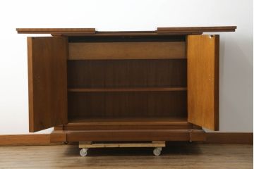 中古　美品　DREXEL HERITAGE(ドレクセルヘリテイジ)　FRANCHESCA(フランチェスカ)シリーズ　拡張しきの天板が付いたサイドボード(サーバー、カウンター、収納棚)(R-074685)