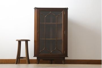 イギリスアンティーク　Lloyd's Antiques(ロイズ・アンティークス)取り扱い　マホガニー材　クラシカルな雰囲気溢れる小振りなコーナーキャビネット(コーナーラック、飾り棚、収納棚、戸棚)(R-074686)