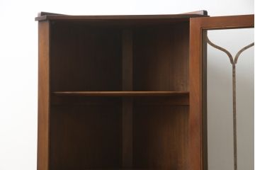 イギリスアンティーク　Lloyd's Antiques(ロイズ・アンティークス)取り扱い　マホガニー材　クラシカルな雰囲気溢れる小振りなコーナーキャビネット(コーナーラック、飾り棚、収納棚、戸棚)(R-074686)