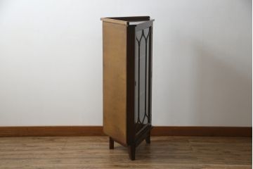イギリスアンティーク　Lloyd's Antiques(ロイズ・アンティークス)取り扱い　マホガニー材　クラシカルな雰囲気溢れる小振りなコーナーキャビネット(コーナーラック、飾り棚、収納棚、戸棚)(R-074686)