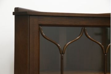 イギリスアンティーク　Lloyd's Antiques(ロイズ・アンティークス)取り扱い　マホガニー材　クラシカルな雰囲気溢れる小振りなコーナーキャビネット(コーナーラック、飾り棚、収納棚、戸棚)(R-074686)