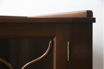 イギリスアンティーク　Lloyd's Antiques(ロイズ・アンティークス)取り扱い　マホガニー材　クラシカルな雰囲気溢れる小振りなコーナーキャビネット(コーナーラック、飾り棚、収納棚、戸棚)(R-074686)
