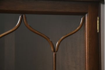 イギリスアンティーク　Lloyd's Antiques(ロイズ・アンティークス)取り扱い　マホガニー材　クラシカルな雰囲気溢れる小振りなコーナーキャビネット(コーナーラック、飾り棚、収納棚、戸棚)(R-074686)