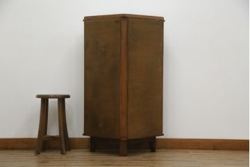 イギリスアンティーク　Lloyd's Antiques(ロイズ・アンティークス)取り扱い　マホガニー材　クラシカルな雰囲気溢れる小振りなコーナーキャビネット(コーナーラック、飾り棚、収納棚、戸棚)(R-074686)