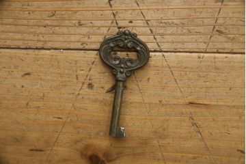 イギリスアンティーク　Lloyd's Antiques(ロイズ・アンティークス)取り扱い　マホガニー材　クラシカルな雰囲気溢れる小振りなコーナーキャビネット(コーナーラック、飾り棚、収納棚、戸棚)(R-074686)