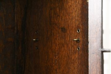 イギリスアンティーク　オーク材　品のある佇まいが美しいアールデコスタイルのキャビネット(戸棚、収納棚、飾り棚、英国)(R-074690)
