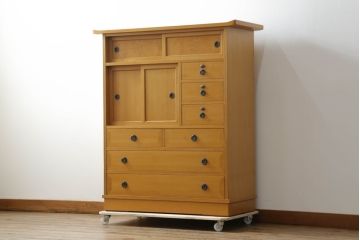 中古　高級品!!　工芸家具　秋田杉　品のある佇まいが目を惹く柾目の美しい内桐茶箪笥(茶棚、収納棚、戸棚、引き出し)(定価推定約50万円)(R-074691)