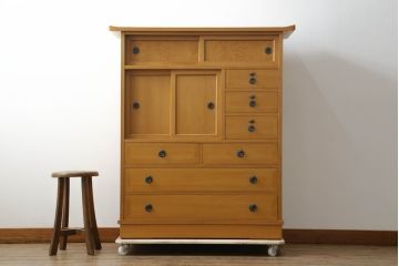 中古　高級品!!　工芸家具　秋田杉　品のある佇まいが目を惹く柾目の美しい内桐茶箪笥(茶棚、収納棚、戸棚、引き出し)(定価推定約50万円)(R-074691)