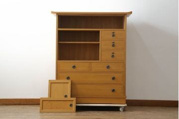 中古　高級品!!　工芸家具　秋田杉　品のある佇まいが目を惹く柾目の美しい内桐茶箪笥(茶棚、収納棚、戸棚、引き出し)(定価推定約50万円)(R-074691)