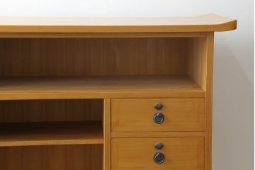 中古　高級品!!　工芸家具　秋田杉　品のある佇まいが目を惹く柾目の美しい内桐茶箪笥(茶棚、収納棚、戸棚、引き出し)(定価推定約50万円)(R-074691)