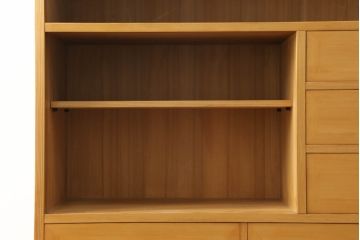 中古　高級品!!　工芸家具　秋田杉　品のある佇まいが目を惹く柾目の美しい内桐茶箪笥(茶棚、収納棚、戸棚、引き出し)(定価推定約50万円)(R-074691)