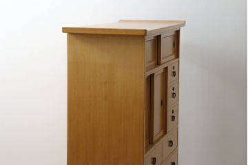 中古　高級品!!　工芸家具　秋田杉　品のある佇まいが目を惹く柾目の美しい内桐茶箪笥(茶棚、収納棚、戸棚、引き出し)(定価推定約50万円)(R-074691)