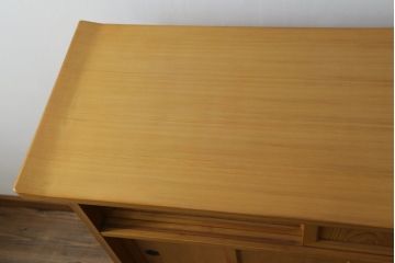 中古　高級品!!　工芸家具　秋田杉　品のある佇まいが目を惹く柾目の美しい内桐茶箪笥(茶棚、収納棚、戸棚、引き出し)(定価推定約50万円)(R-074691)