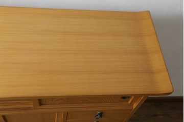 中古　高級品!!　工芸家具　秋田杉　品のある佇まいが目を惹く柾目の美しい内桐茶箪笥(茶棚、収納棚、戸棚、引き出し)(定価推定約50万円)(R-074691)