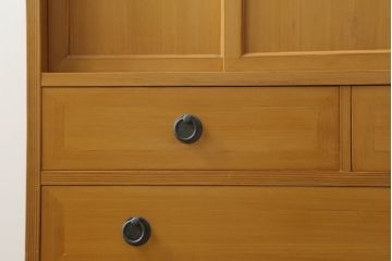 中古　高級品!!　工芸家具　秋田杉　品のある佇まいが目を惹く柾目の美しい内桐茶箪笥(茶棚、収納棚、戸棚、引き出し)(定価推定約50万円)(R-074691)