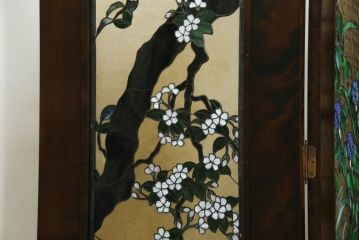 中古　美品!!　ステンドグラス作家　川島政則作　「春夏秋冬」　四季の描写が美しい四曲一隻ステンドグラス屏風(パーテーション、衝立て、衝い立て、つい立て、間仕切り、折りたたみ)(発表価格約165万円)(R-074693)