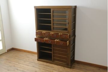 中古　美品!!　国産職人手作り　欅(ケヤキ)材　和モダンな空間づくりにも活躍する二段重ねの高級水屋箪笥(重ね箪笥、食器棚、収納棚、重ね戸棚、キャビネット)(R-074694)