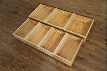 中古　美品!!　国産職人手作り　欅(ケヤキ)材　和モダンな空間づくりにも活躍する二段重ねの高級水屋箪笥(重ね箪笥、食器棚、収納棚、重ね戸棚、キャビネット)(R-074694)