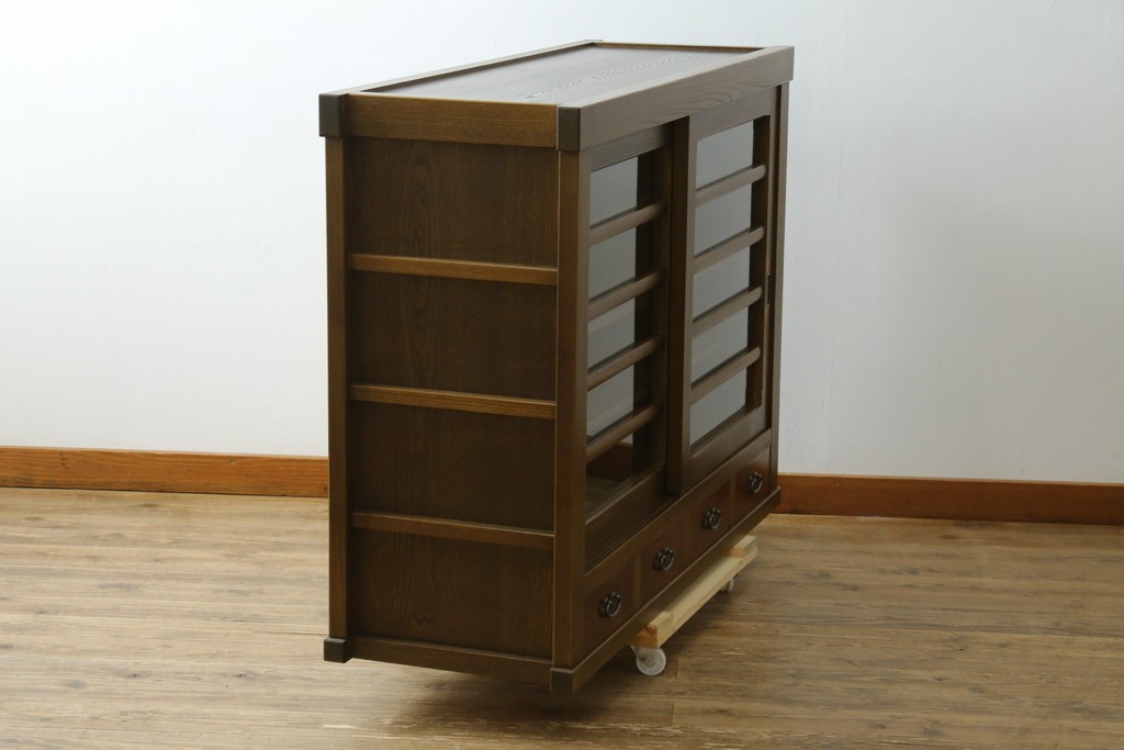 中古　美品!!　国産職人手作り　欅(ケヤキ)材　高級水屋箪笥上段　モダンな横桟ガラス引き戸が魅力の戸棚　(R-074695)
