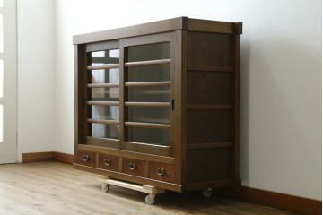 中古　美品!!　国産職人手作り　欅(ケヤキ)材　高級水屋箪笥上段　モダンな横桟ガラス引き戸が魅力の戸棚　(R-074695)