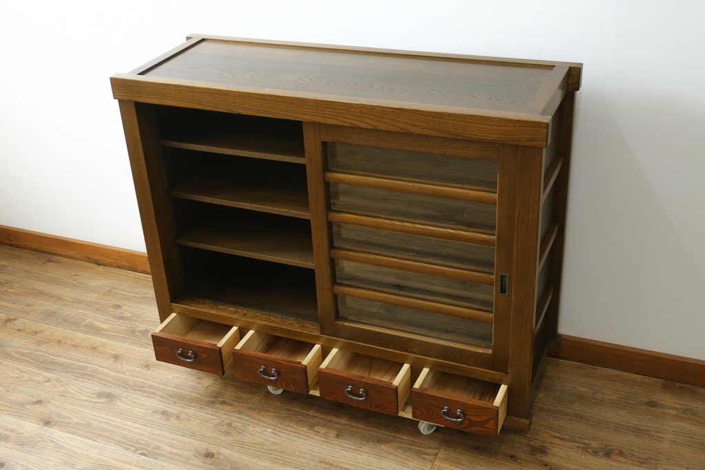 中古　美品!!　国産職人手作り　欅(ケヤキ)材　高級水屋箪笥上段　モダンな横桟ガラス引き戸が魅力の戸棚　(R-074695)