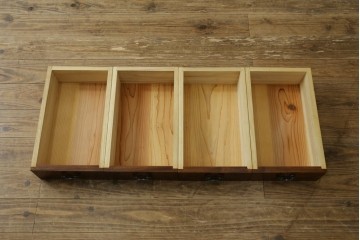 中古　美品!!　国産職人手作り　欅(ケヤキ)材　高級水屋箪笥上段　モダンな横桟ガラス引き戸が魅力の戸棚　(R-074695)