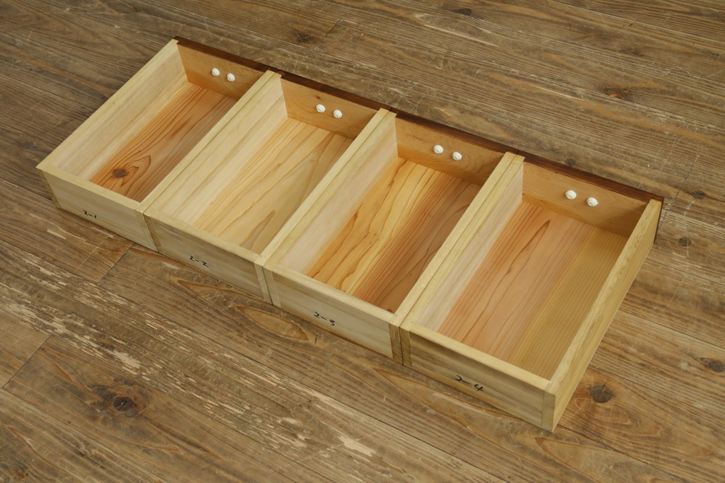 中古　美品!!　国産職人手作り　欅(ケヤキ)材　高級水屋箪笥上段　モダンな横桟ガラス引き戸が魅力の戸棚　(R-074695)