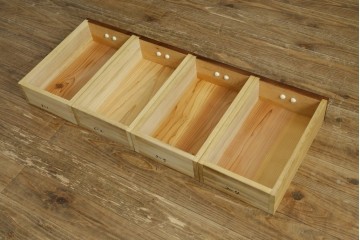 中古　美品!!　国産職人手作り　欅(ケヤキ)材　高級水屋箪笥上段　モダンな横桟ガラス引き戸が魅力の戸棚　(R-074695)