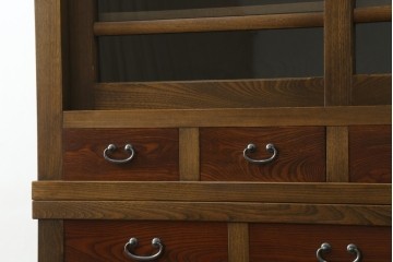 中古　美品!!　国産職人手作り　欅(ケヤキ)材　高級水屋箪笥上段　モダンな横桟ガラス引き戸が魅力の戸棚　(R-074695)