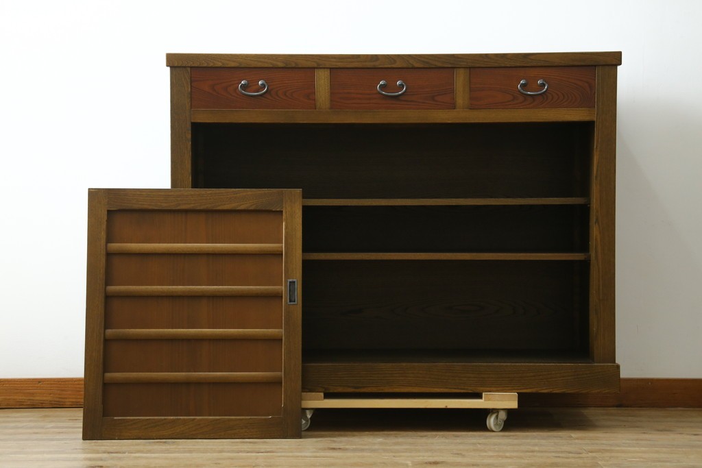 中古　美品!!　国産職人手作り　欅(ケヤキ)材　和モダンな空間作りにも活躍する高級水屋箪笥　(R-074696)