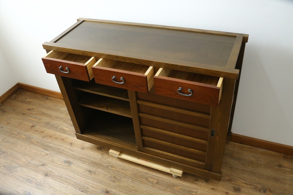 中古　美品!!　国産職人手作り　欅(ケヤキ)材　和モダンな空間作りにも活躍する高級水屋箪笥　(R-074696)