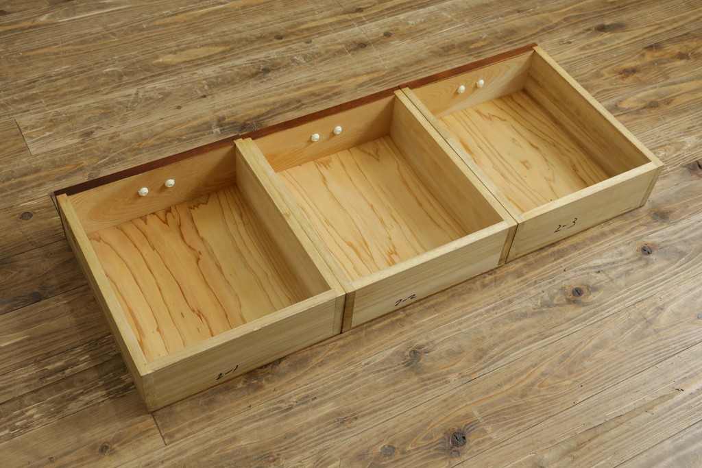 中古　美品!!　国産職人手作り　欅(ケヤキ)材　和モダンな空間作りにも活躍する高級水屋箪笥　(R-074696)