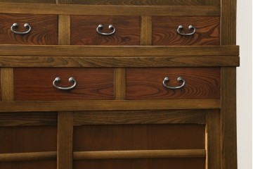 中古　美品!!　国産職人手作り　欅(ケヤキ)材　和モダンな空間作りにも活躍する高級水屋箪笥　(R-074696)