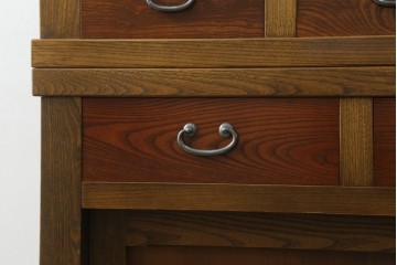 中古　美品!!　国産職人手作り　欅(ケヤキ)材　和モダンな空間作りにも活躍する高級水屋箪笥　(R-074696)