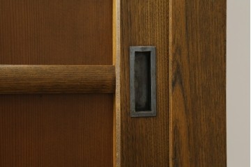 中古　美品!!　国産職人手作り　欅(ケヤキ)材　和モダンな空間作りにも活躍する高級水屋箪笥　(R-074696)