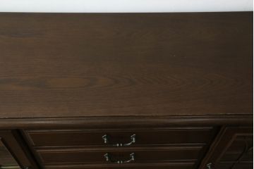 中古　カリモク家具(karimoku)　domani(ドマーニ)　QUEENS LIFE(クイーンズライフ)　クラシカルな佇まいが魅力的なサイドボード(戸棚、引き出し、キャビネット)(定価約68万円)(R-074697)