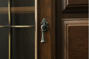 中古　カリモク家具(karimoku)　domani(ドマーニ)　QUEENS LIFE(クイーンズライフ)　クラシカルな佇まいが魅力的なサイドボード(戸棚、引き出し、キャビネット)(定価約68万円)(R-074697)