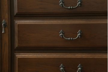 中古　カリモク家具(karimoku)　domani(ドマーニ)　QUEENS LIFE(クイーンズライフ)　クラシカルな佇まいが魅力的なサイドボード(戸棚、引き出し、キャビネット)(定価約68万円)(R-074697)
